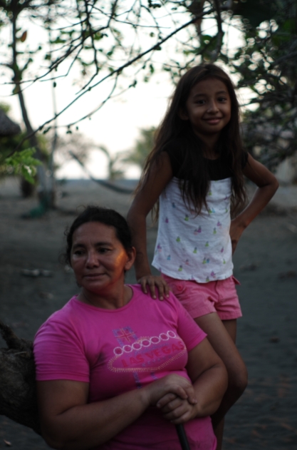 Isabel y su nieta Valery, cultivan frutas y crían animales para mejorar su alimentación en la Aldea Playa Hawaii en Santa Rosa